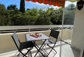 Apartment with a large terrace near the city center parking place allows 18 year olds to book a room