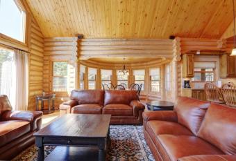 Fiddler Lake Resort Chalet 48 Deer has rooms with a private hot tub