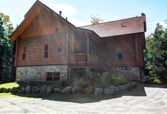 Fiddler Lake Resort Chalet 53 Cerf has rooms with a private hot tub