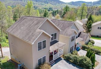 Spacious Mountain House - 10 minutes from Asheville & Biltmore! allows 18 year olds to book a room