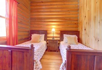 Fiddler Lake Resort Chalet 66 Rabbit has rooms with a private hot tub