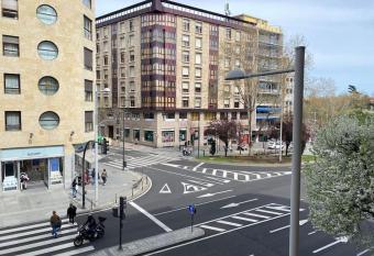 A un paso de la Plaza Mayor has Balcony rooms