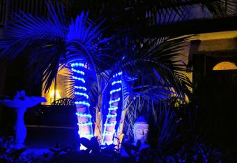 Tropical Retreat Close to Beach has Balcony rooms