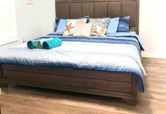 Minutes from downtown St Pete ! allows 18 year olds to book a room