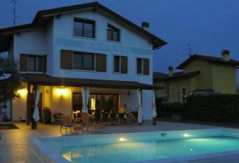 Stanza privata vicino al Lago di Garda in villa con piscina allows 18 year olds to book a room