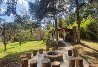 Caba  a en el bosque con gran jard  n y amenidades has Balcony rooms