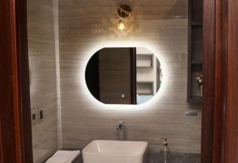 Residencia y piscina climatizada has rooms with a private hot tub