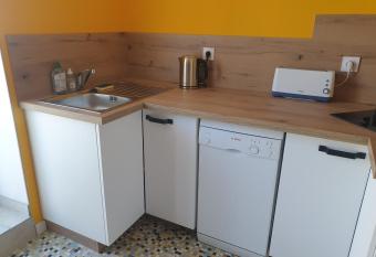 Logement Atypique has rooms with a private hot tub