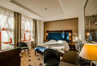 VillaGarden Dyplomat allows 18 year olds to book a room