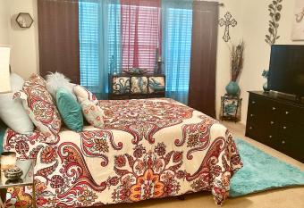 Cozy Private Bedroom with private bathroom allows 18 year olds to book a room