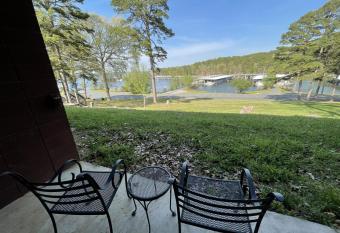 Mountain Harbor King Guest Room on Lake Ouachita has Balcony rooms