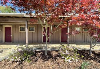 Mountain Harbor Queen Guest Room on Lake Ouachita has Balcony rooms