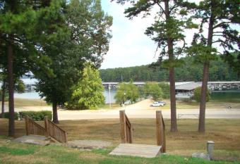 Mountain Harbor Queen Guest Room on Lake Ouachita has Balcony rooms