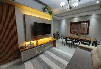 Linda Casa no Jardim Maril  a com   rea Gourmet e Hidromassagem! has rooms with a private hot tub