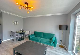 New Stylish 2 Bedroom House allows 18 year olds to book a room