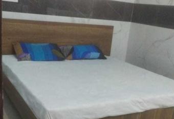 POP 81186D Moon Light Guest House allows 18 year olds to book a room