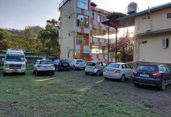 OYO 81134 Seven Heaven Resort allows 18 year olds to book a room