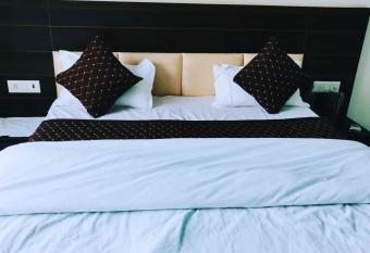 OYO 81120 RU Hotel And Banquet Hall allows 18 year olds to book a room