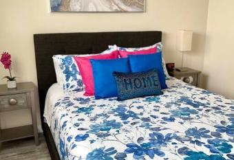 SUITE Queen Apart South-Bay Beaches allows 18 year olds to book a room