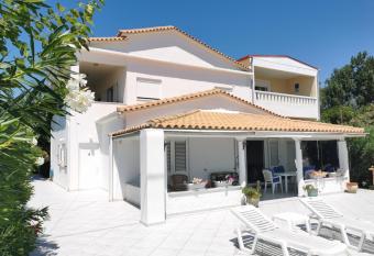 Luxury Katakolo in front of the sea near Olympia has Balcony rooms