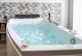 Chablis Spa : duplex Grand Cru (baln  o/sauna) has rooms with a private hot tub