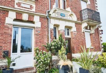 Maison normande face    la plage d Houlgate has Balcony rooms