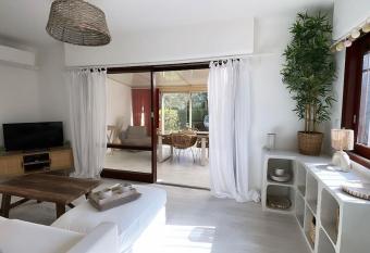 Bastidon Boulouris Bord de Mer allows 18 year olds to book a room