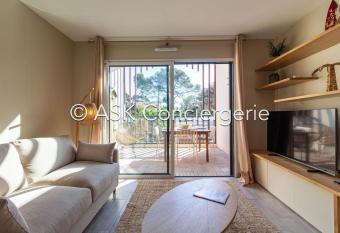 Apartment EDEN, AC, pool and beach at 500M has Balcony rooms