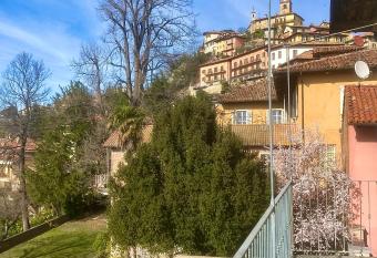 da Emi - La casetta in piazza has Balcony rooms