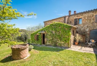 Podere Montorgialino allows 18 year olds to book a room