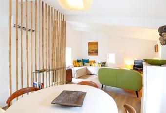 La petite Maison de Gordes has Balcony rooms