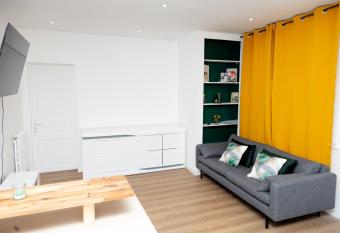 Le MERMOZ has Balcony rooms