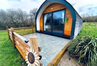 Luxury Pod Cabin in beautiful surroundings Wrexham has Balcony rooms