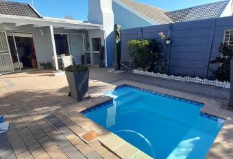 Warwick Africa Guesthouse has rooms with a private hot tub