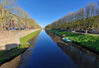 CosyCityCentre Private Top Floor - Free Parking - Peacefull & Quiet Sleep allows 18 year olds to book a room