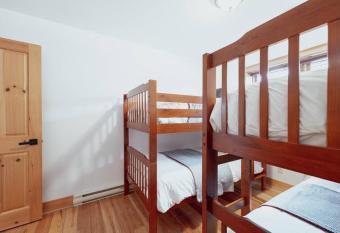 Fiddler Lake Resort Chalet 87 Deer has rooms with a private hot tub