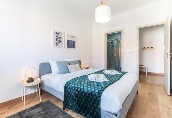 Vita Portucale ! Almada Balcony allows 18 year olds to book a room