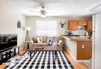 Beautiful 1 Bedroom Steps From The Short North has Balcony rooms