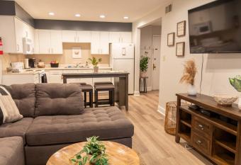 2 Bedroom in the heart of Columbus allows 18 year olds to book a room