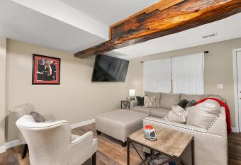 Cheerful 4-Bedroom- Walking Distance to The Shoe allows 18 year olds to book a room