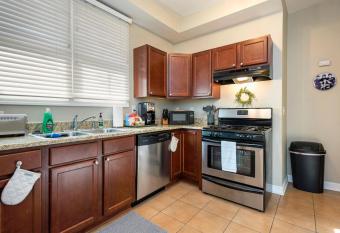 Beautiful 1 Bedroom in the Heart of Short North allows 18 year olds to book a room