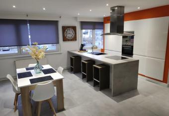 Appartement entier Hazebrouck face    la gare has Balcony rooms