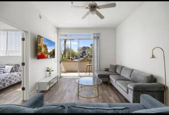 Modern 2 BR Apt in Scottsdale has Balcony rooms