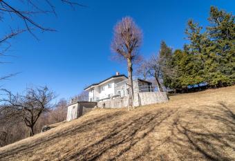 Chalet la C   del Fermo has Balcony rooms