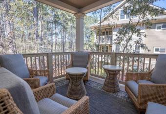 Stunning Reynolds Lake Oconee has rooms with a private hot tub
