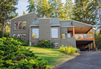 Gorgeous West Coast 4 Bdrm Home/Hot Tub/Lake view has rooms with a private hot tub