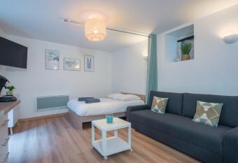 Terrasse Saint-Pierre - Centre historique Clermont-Ferrand has Balcony rooms