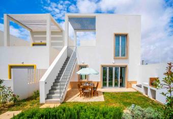 Brand New 3 Ensuite Bedrooms Deluxe Villa in Vilamoura has Balcony rooms