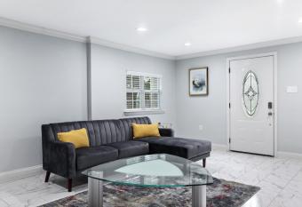 Luxury Spacious Uptown 2 Bedroom in Historic Area allows 18 year olds to book a room