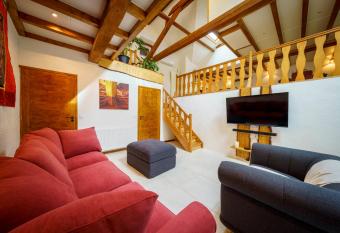 G  te avec piscine chauff  e & aires de jeux pour enfants has Balcony rooms